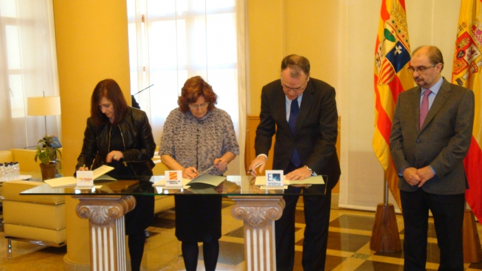 La presidenta de la FAMCP, Carmen Sánchez, la consejera de Ciudadanía y Derechos Sociales, Mª Victoria Broto, y el director general de Endesa-Aragón, Ignacio Blanco, firman el convenio en presencia del presidente del Gobierno de Aragón, Javier Lambán.