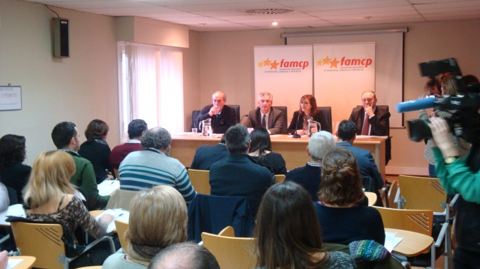 La Comisión de Municipios afectados por el Ebro, reunida en la sede de la FAMCP.