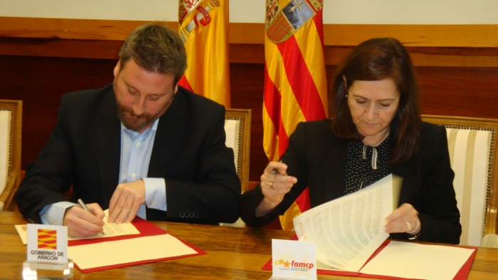 José Luis Soro y Carmen Sánchez firman el convenio de colaboración.