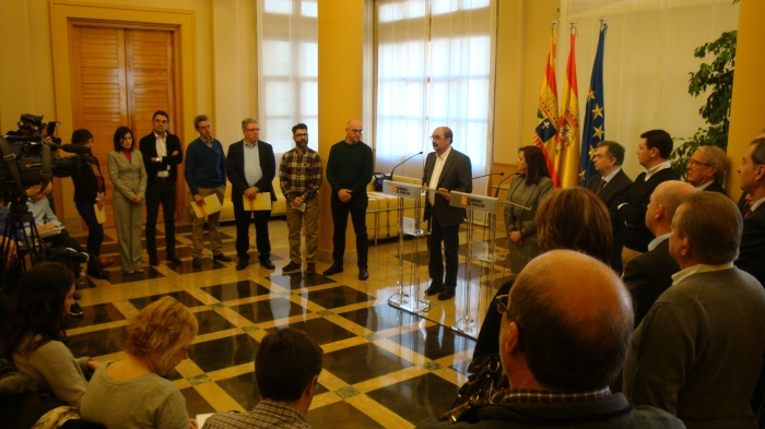 Lambán y Sánchez atienden a los periodistas acompañados por los miembros de la Comisión Ejecutiva de la FAMCP.