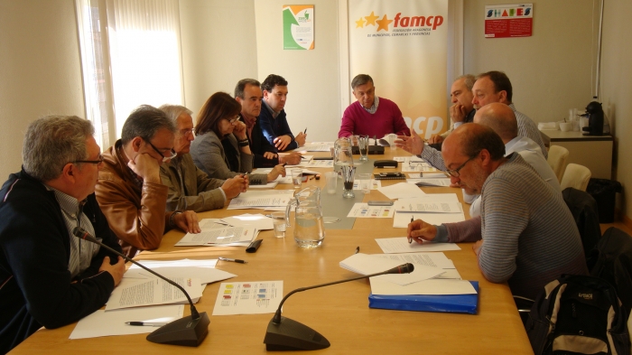La Comisión, reunida en la sede de la FAMCP el 18 de abril.