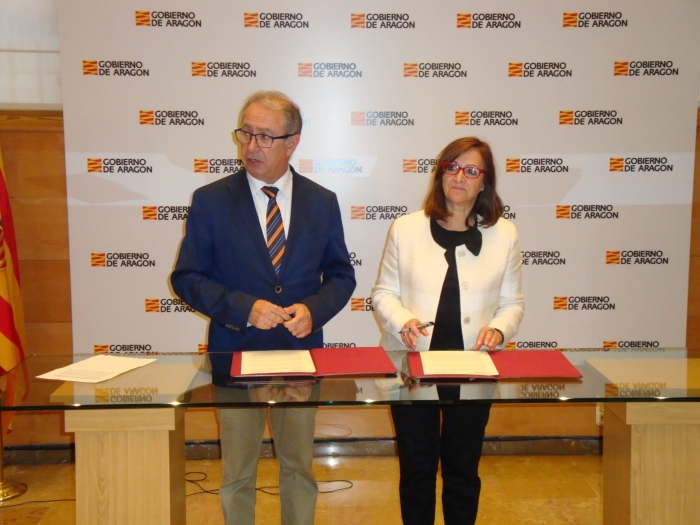 El consejero de Hacienda, Fernando Gimeno, y la presidenta de la FAMCP, Carmen Sánchez han firmado el convenio