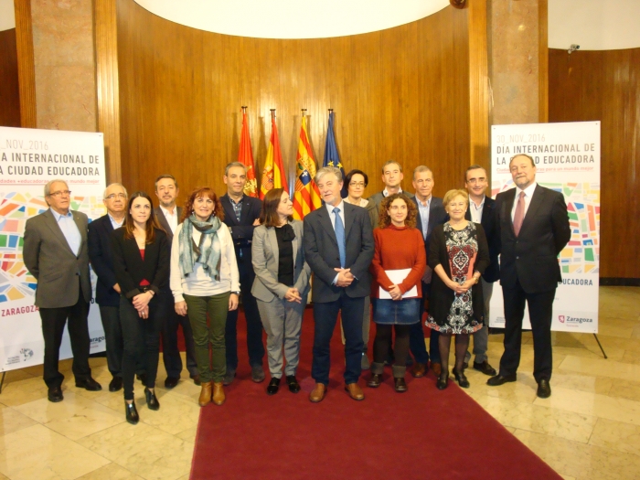 El alcalde de Zaragoza y la presidenta de la FAMCP, en el centro de la imagen, con los miembros de la Comisión de Municipios de más de 8.000 habitantes