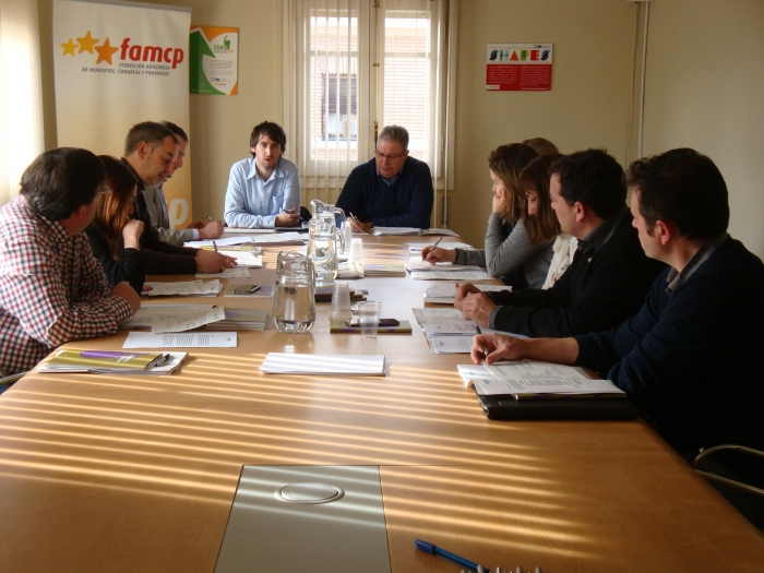 El director del Instituto Aragonés de la Juventud, Adrián Gimeno, participó en la Comisión de Servicios Públicos.